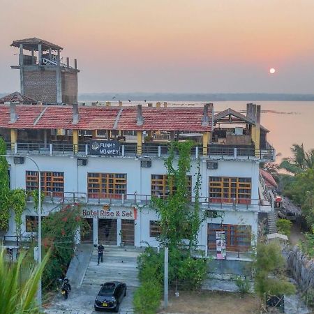 Funky Monkey Hostel & Yoga Rooftop Lounge , Arugambay Потувил Екстериор снимка